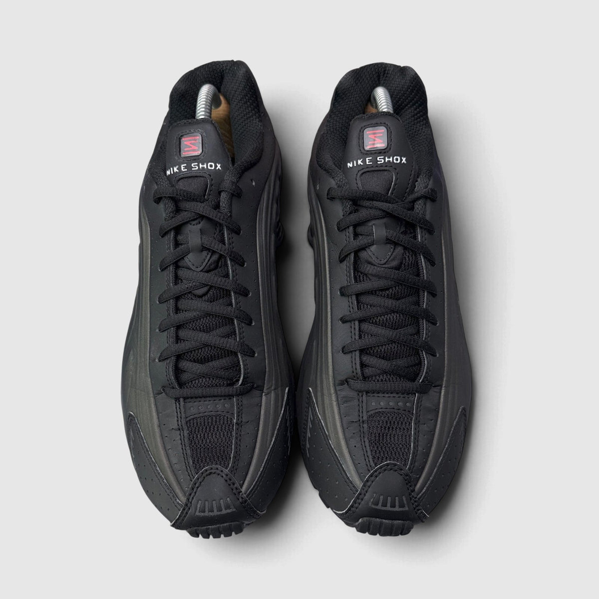 Nike Shox R4 Triple Black, buty sportowe męskie w bardzo dobrym stanie rozmiar 42.5, widok z przodu