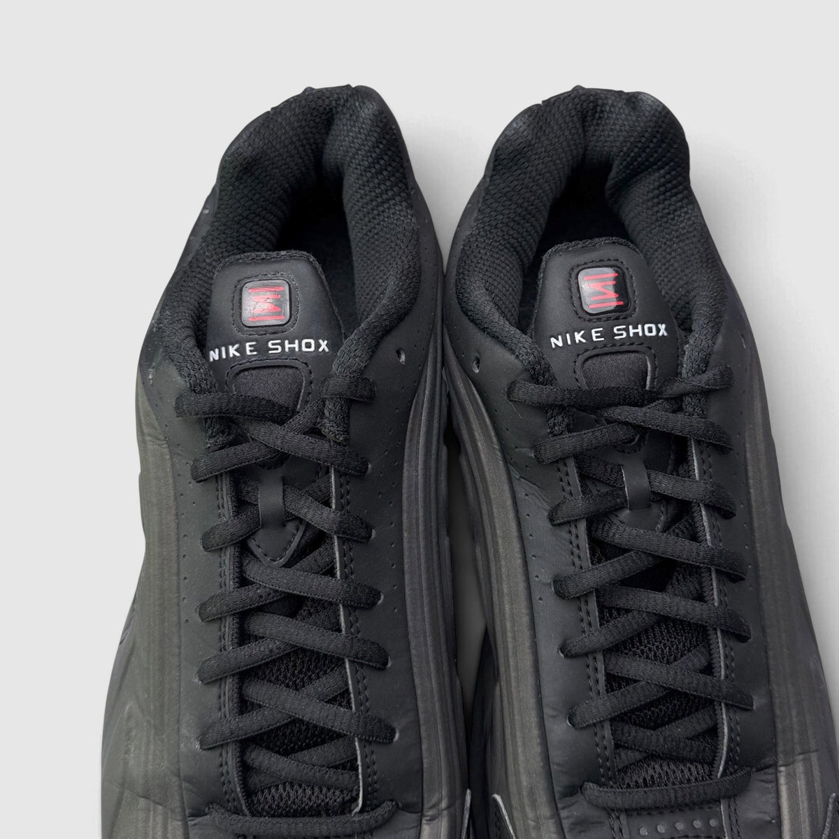 Nike Shox R4 Triple Black, buty sportowe męskie w bardzo dobrym stanie rozmiar 42.5, widok z góry