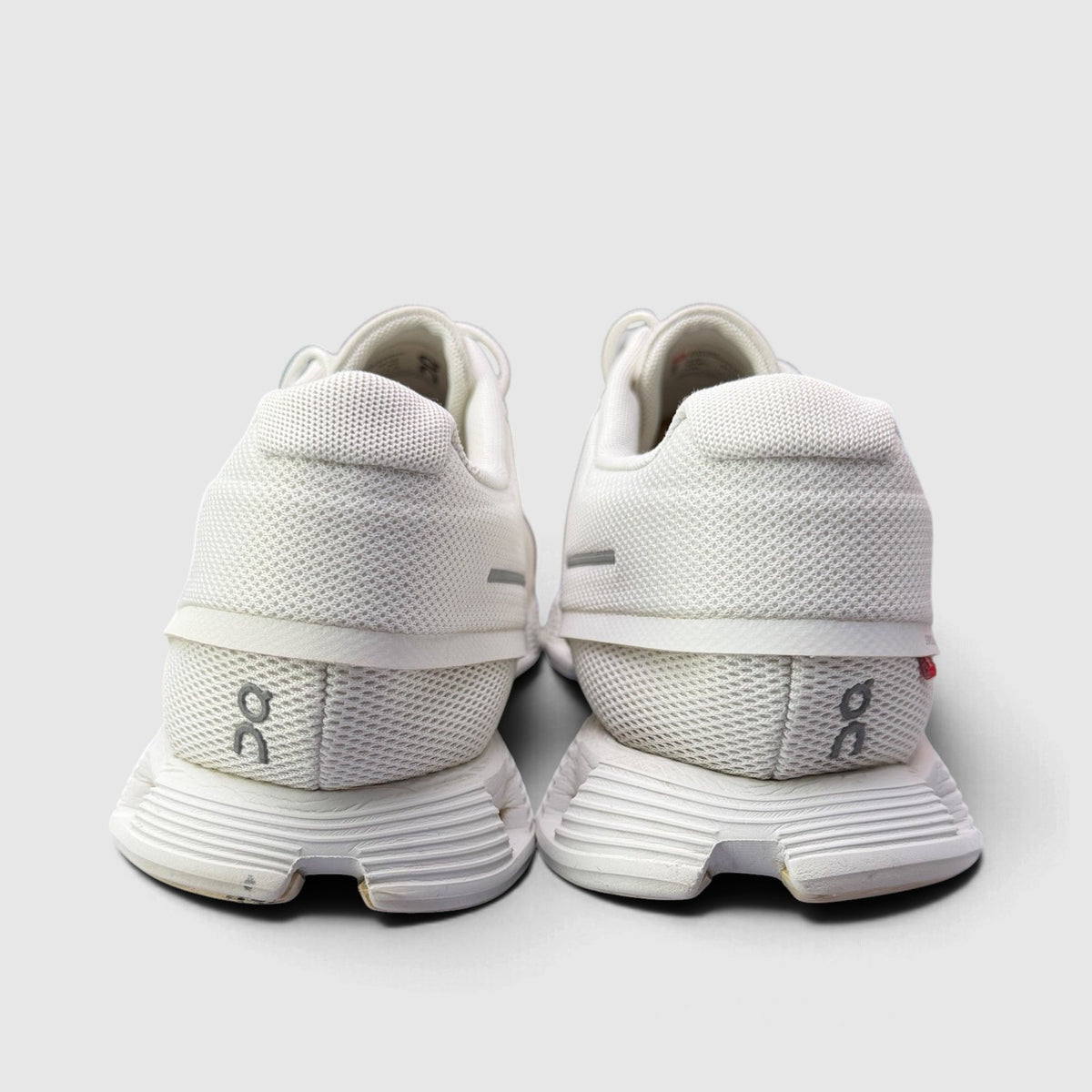 On Cloud 5 All White, buty sportowe męskie w bardzo dobrym stanie rozmiar 47, widok z tyłu