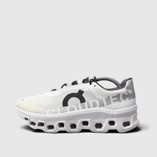 On Cloudmonster, buty sportowe męskie w bardzo dobrym stanie rozmiar 44, boczny profil, lewa strona