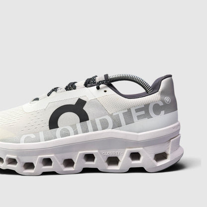 On Cloudmonster, buty sportowe męskie w bardzo dobrym stanie rozmiar 44, boczny profil, lewa strona