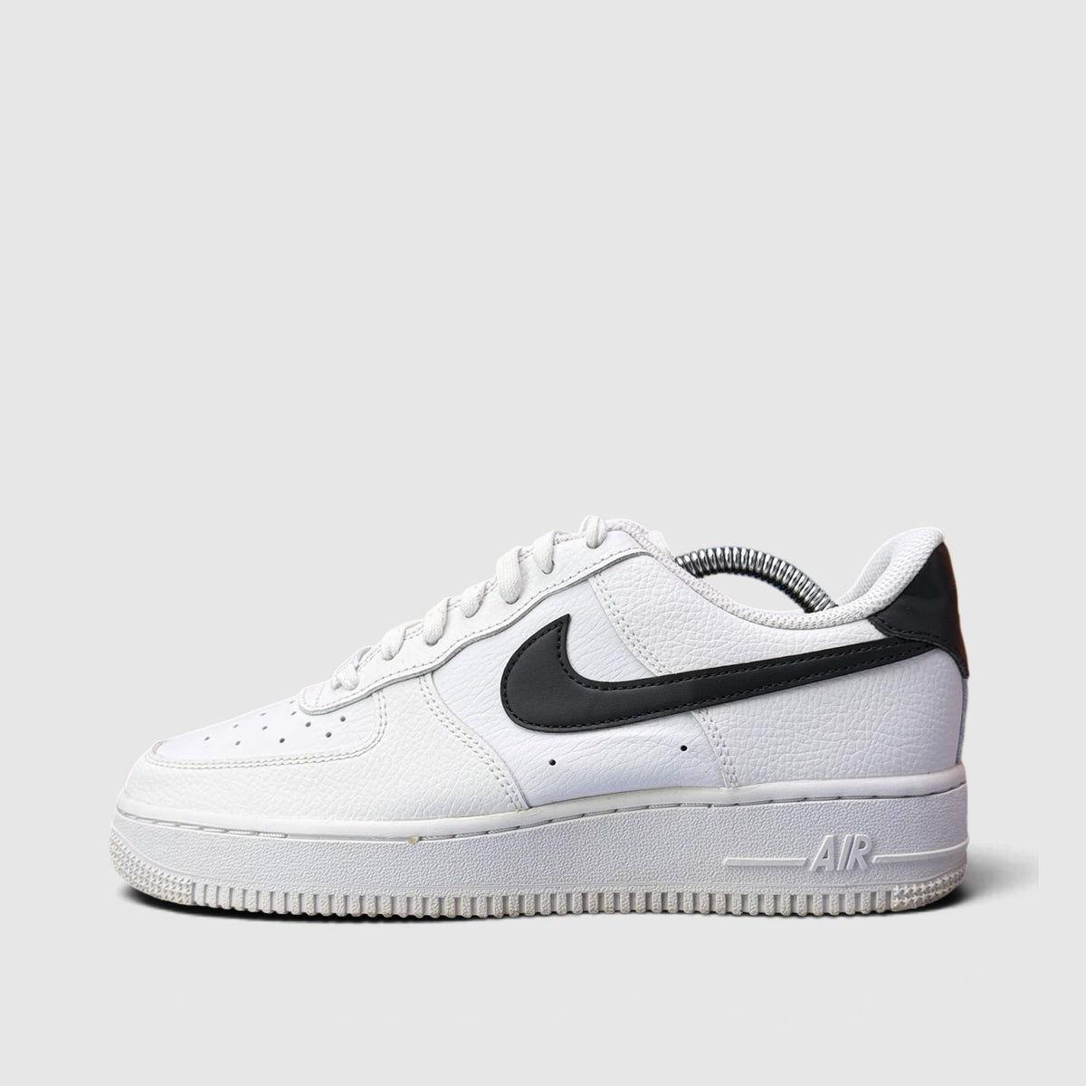 Nike Air Force 1 '07 Low, buty sportowe damskie w bardzo dobrym stanie rozmiar 39, boczny profil, lewa strona