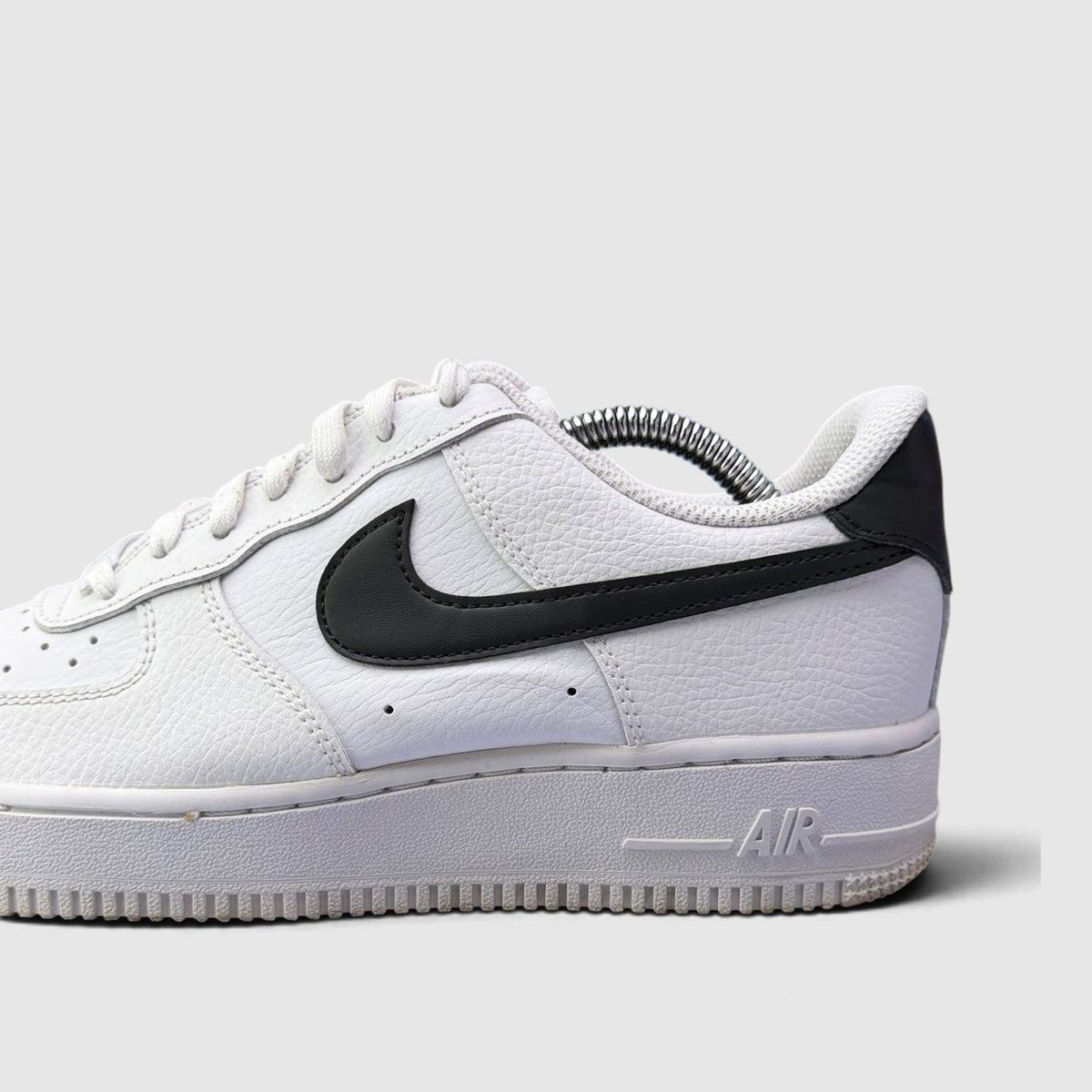 Nike Air Force 1 '07 Low, buty sportowe damskie w bardzo dobrym stanie rozmiar 39, boczny profil, lewa strona