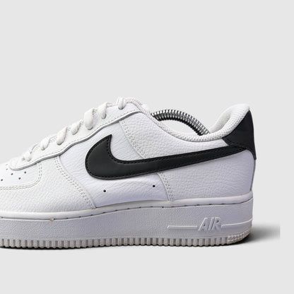 Nike Air Force 1 '07 Low, buty sportowe damskie w bardzo dobrym stanie rozmiar 39, boczny profil, lewa strona