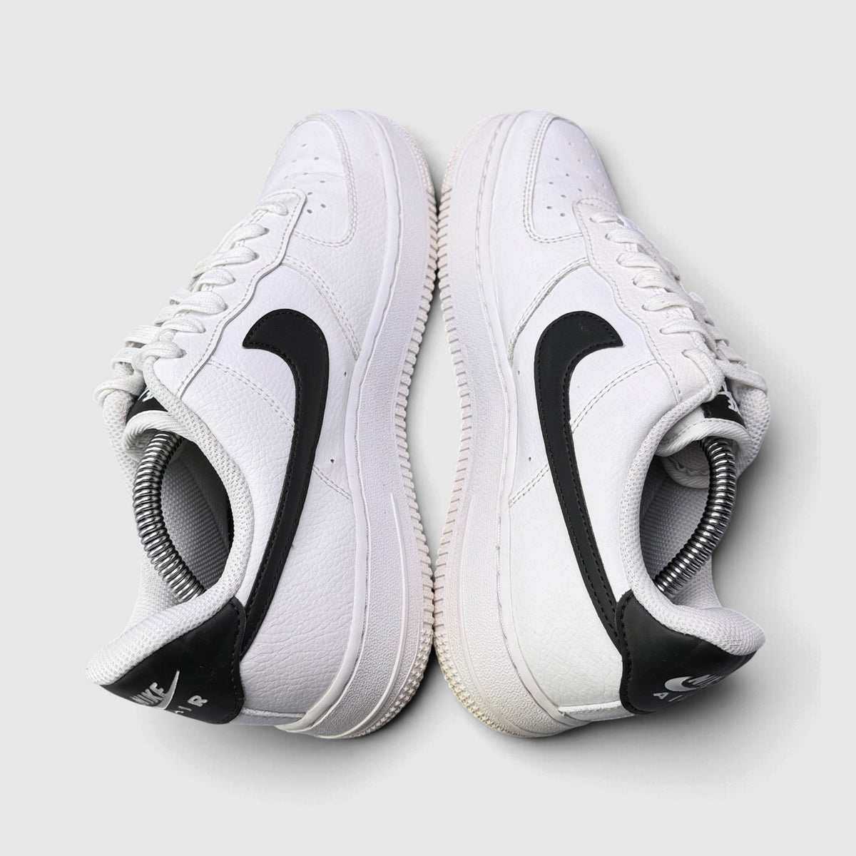 Nike Air Force 1 '07 Low, buty sportowe damskie w bardzo dobrym stanie rozmiar 39, widok z góry