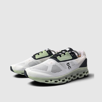 On CloudStratus, buty sportowe męskie w bardzo dobrym stanie rozmiar 44, para butów