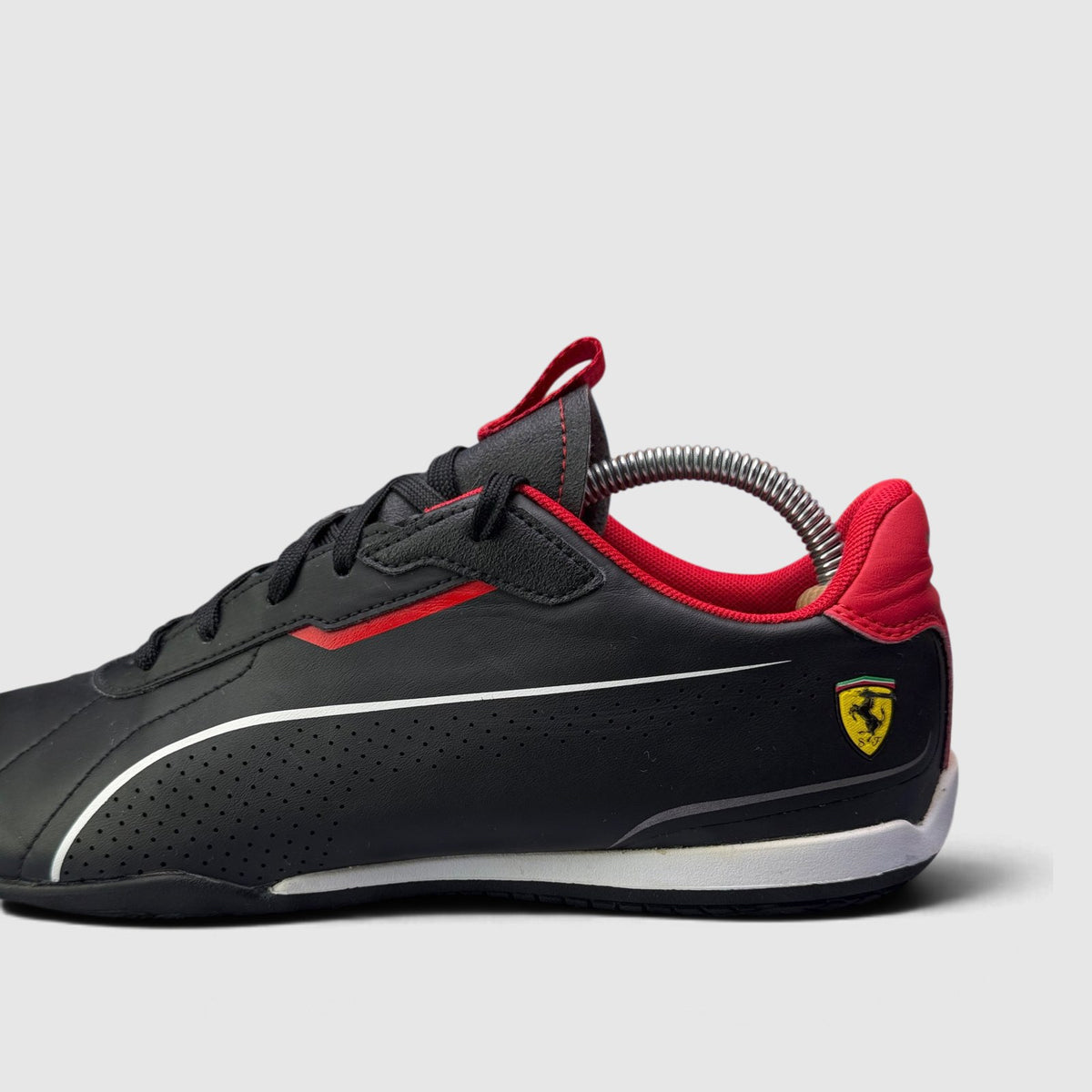 Puma Scuderia Ferrari Neo Cat 3.0, buty sportowe męskie w bardzo dobrym stanie rozmiar 43, boczny profil, prawa strona