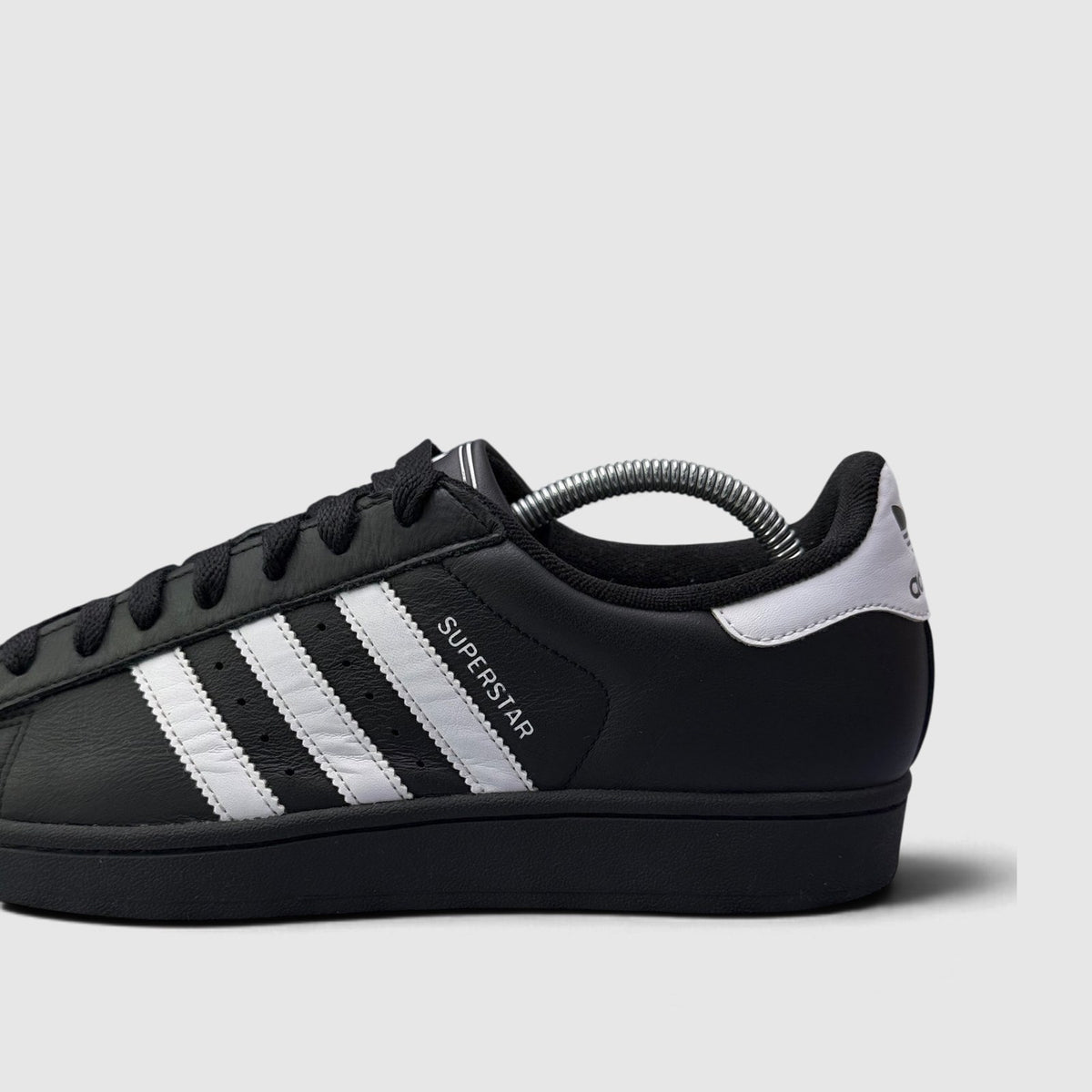 Adidas Superstar II Black White, buty sportowe męskie w bardzo dobrym stanie rozmiar 42, boczny profil, prawa strona