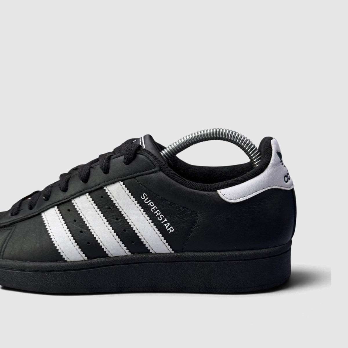 Adidas Superstar II Black White, buty sportowe damskie w bardzo dobrym stanie rozmiar 40, boczny profil, prawa strona