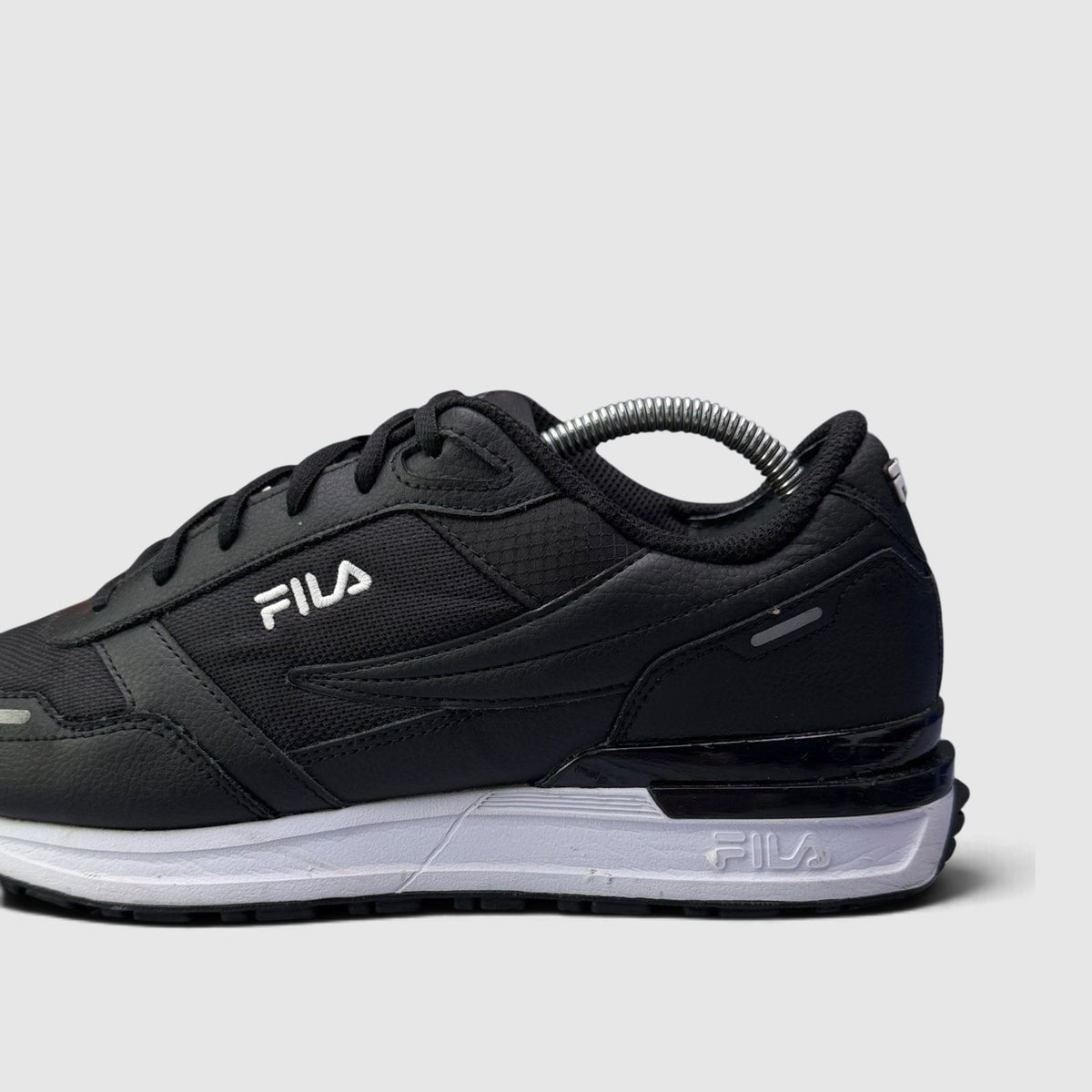 FILA Valdo, buty sportowe męskie w bardzo dobrym stanie rozmiar 42, boczny profil, lewa strona
