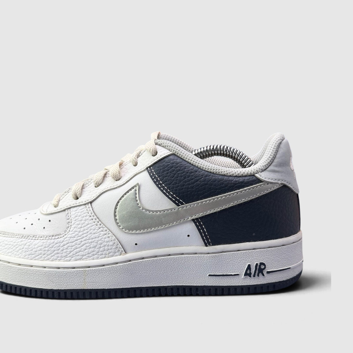 Nike Air Force 1 LV8 Dallas Cowboys, buty sportowe damskie w bardzo dobrym stanie rozmiar 38.5, boczny profil, prawa strona