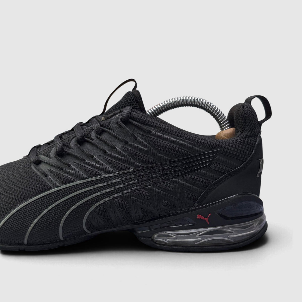 Puma Voltaic Evo Black, buty sportowe męskie w bardzo dobrym stanie rozmiar 42, boczny profil, lewa strona