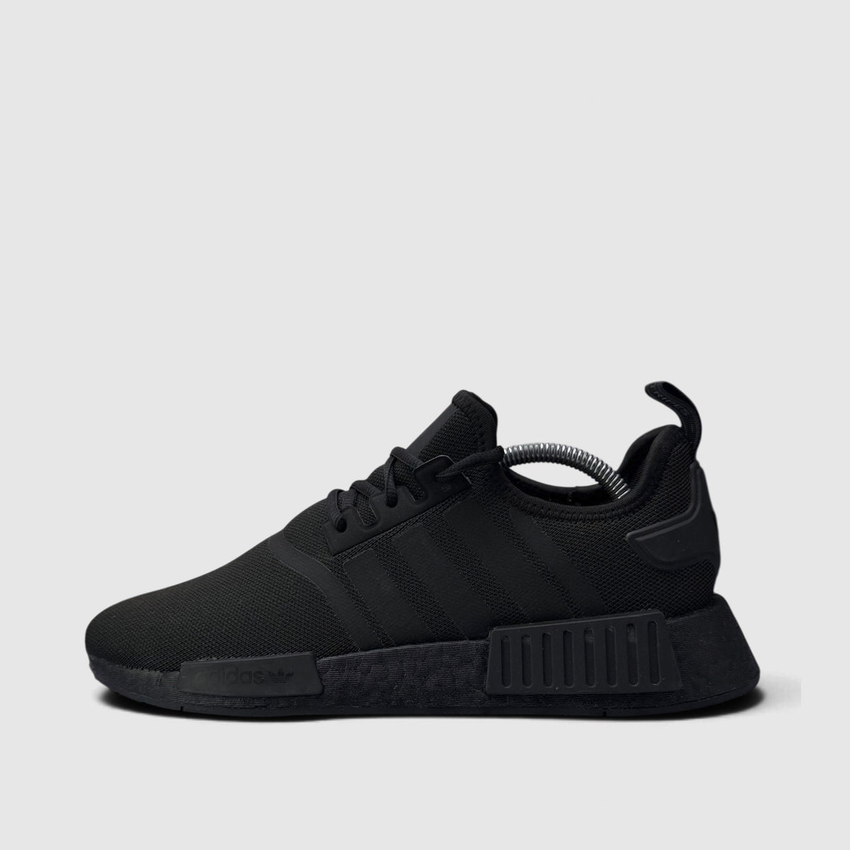 Adidas NMD R1 Core Black / Triple Black, buty sportowe męskie w bardzo dobrym stanie rozmiar 42 2/3, boczny profil, lewa strona