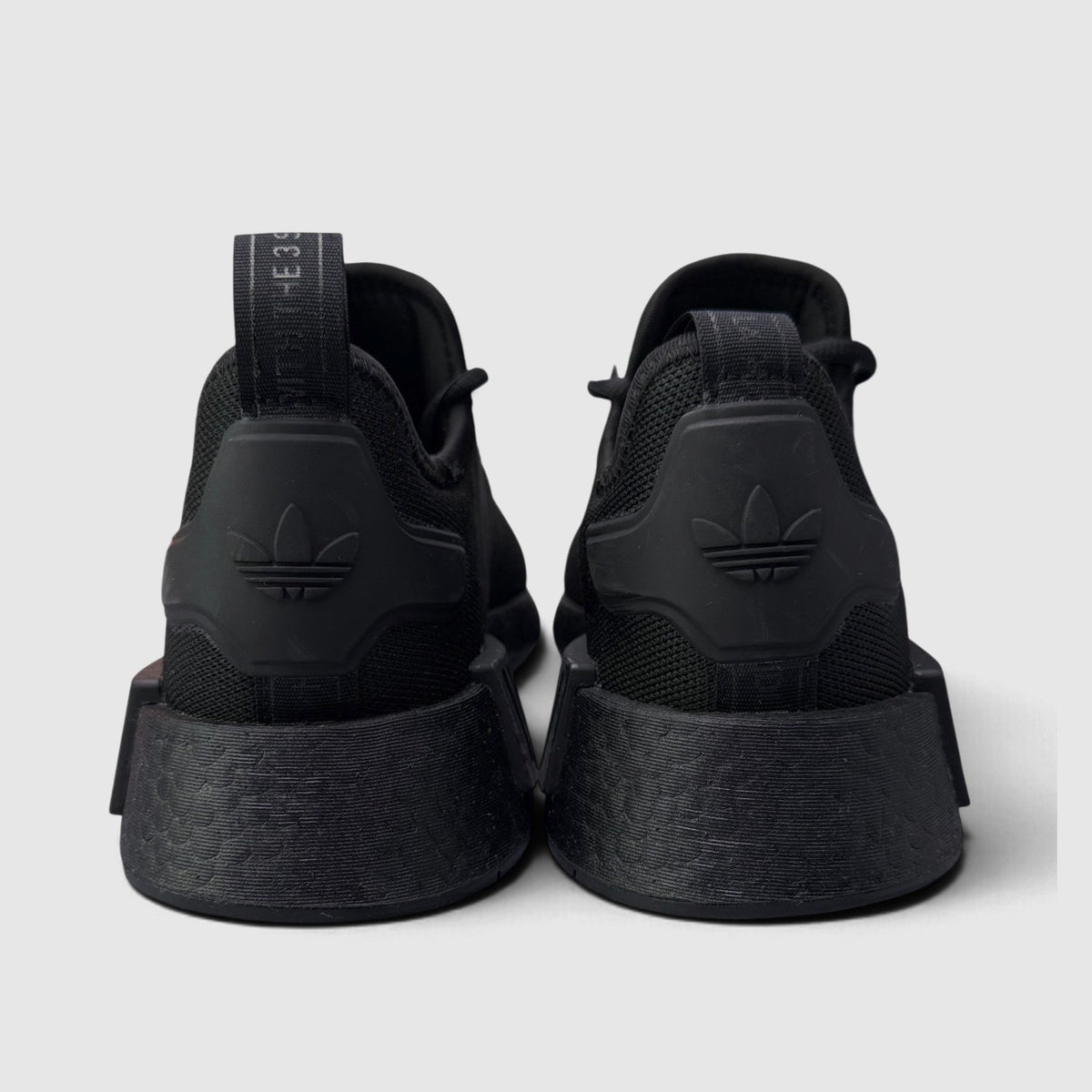 Adidas NMD R1 Core Black / Triple Black, buty sportowe męskie w bardzo dobrym stanie rozmiar 42 2/3, widok z tyłu