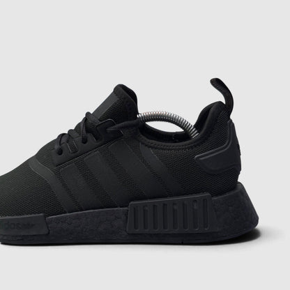 Adidas NMD R1 Core Black / Triple Black, buty sportowe męskie w bardzo dobrym stanie rozmiar 42 2/3, boczny profil, prawa strona