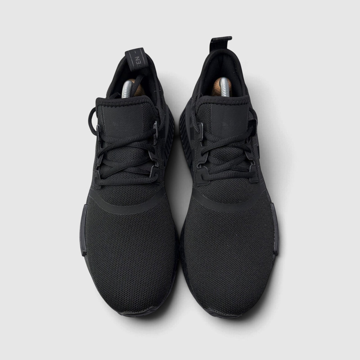 Adidas NMD R1 Core Black / Triple Black, buty sportowe męskie w bardzo dobrym stanie rozmiar 42 2/3, widok z przodu