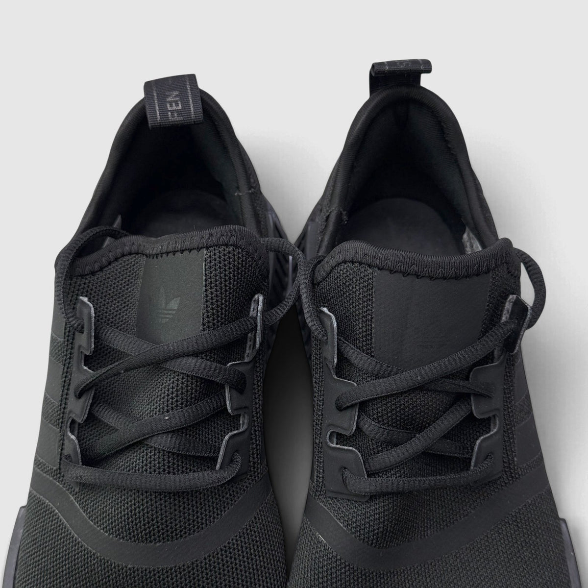 Adidas NMD R1 Core Black / Triple Black, buty sportowe męskie w bardzo dobrym stanie rozmiar 42 2/3, widok z góry