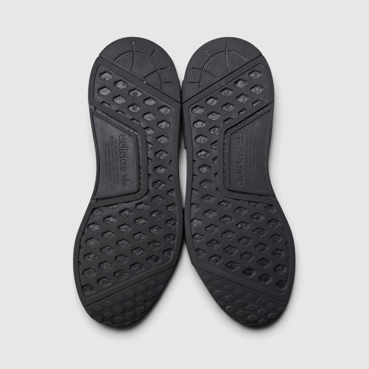 Adidas NMD R1 Core Black / Triple Black, buty sportowe męskie w bardzo dobrym stanie rozmiar 42 2/3, podeszwa