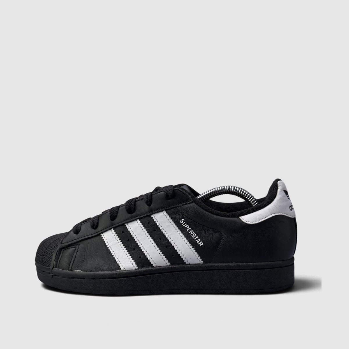 Adidas Superstar II Black White, buty sportowe damskie w bardzo dobrym stanie rozmiar 39 1/3, boczny profil, lewa strona