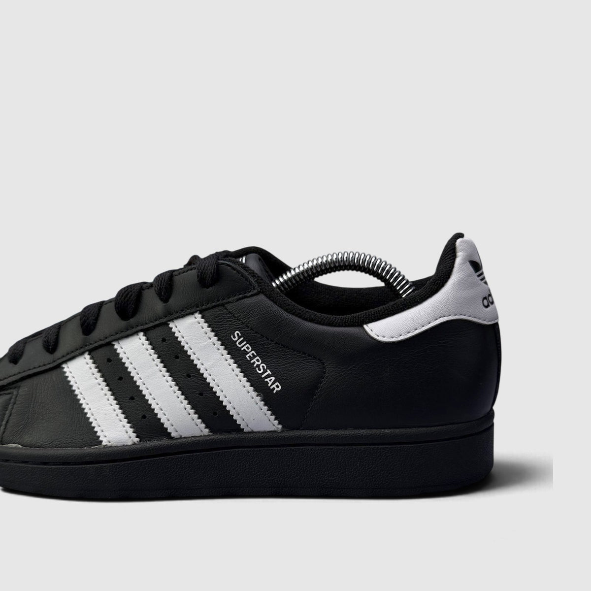 Adidas Superstar II Black White, buty sportowe damskie w bardzo dobrym stanie rozmiar 39 1/3, boczny profil, lewa strona