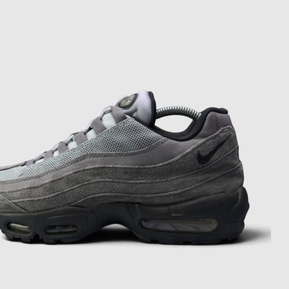 Nike Air Max 95, buty sportowe męskie w bardzo dobrym stanie rozmiar 42.5, boczny profil, lewa strona