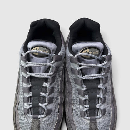 Nike Air Max 95, buty sportowe męskie w bardzo dobrym stanie rozmiar 42.5, widok z góry