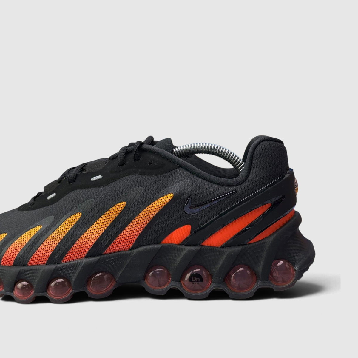 Nike Air Max Dn8 Laser Orange, buty sportowe męskie w bardzo dobrym stanie rozmiar 43, boczny profil, lewa strona