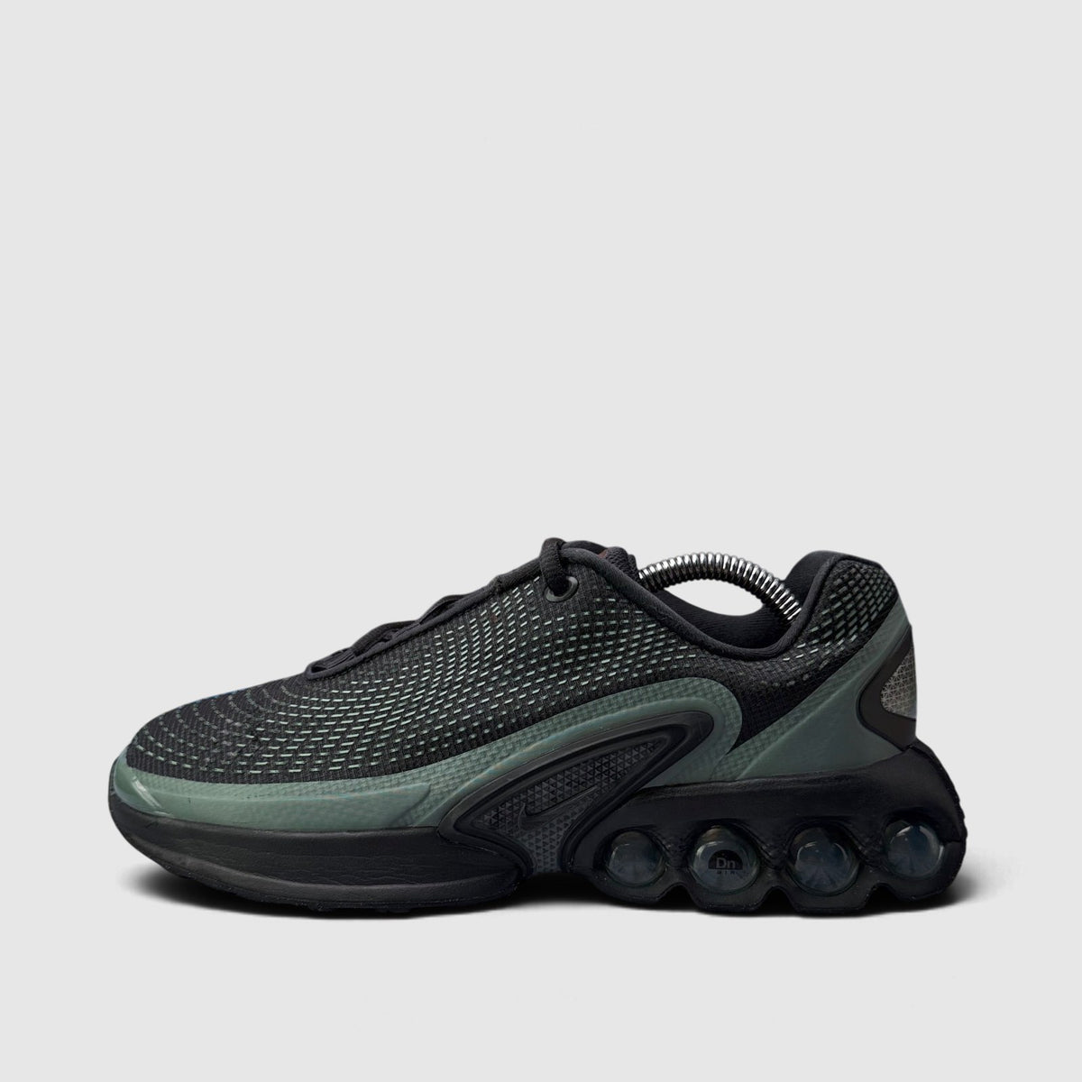 Nike Air Max DN, buty sportowe damskie w bardzo dobrym stanie rozmiar 39, boczny profil, lewa strona