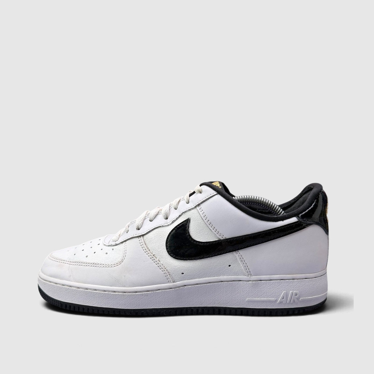 Nike Air Force 1 Low World Champ, buty sportowe męskie w bardzo dobrym stanie rozmiar 44.5, boczny profil, lewa strona