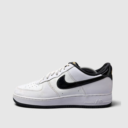 Nike Air Force 1 Low World Champ, buty sportowe męskie w bardzo dobrym stanie rozmiar 44.5, boczny profil, lewa strona