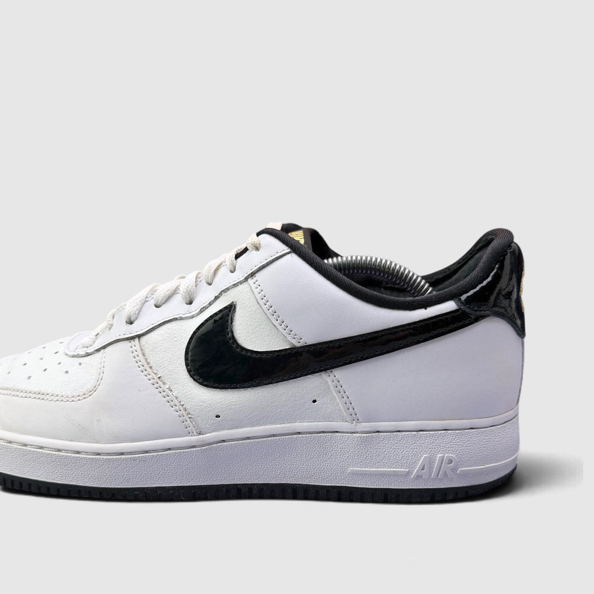 Nike Air Force 1 Low World Champ, buty sportowe męskie w bardzo dobrym stanie rozmiar 44.5, boczny profil, prawa strona