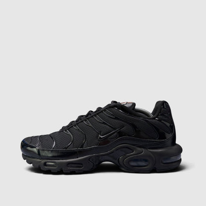 Nike Air Max Plus Triple Black, buty sportowe męskie w bardzo dobrym stanie rozmiar 45.5, boczny profil, lewa strona