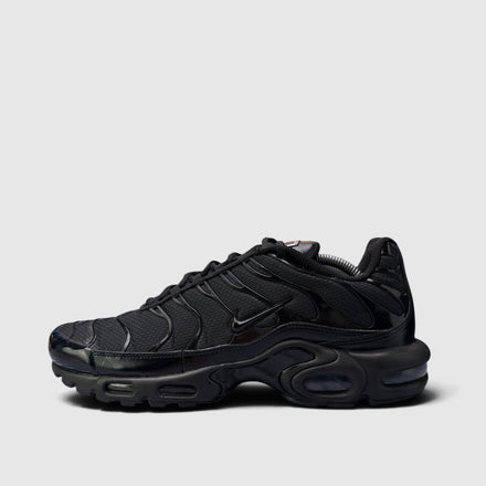 Nike Air Max Plus Triple Black, buty sportowe męskie w bardzo dobrym stanie rozmiar 45.5, boczny profil, lewa strona