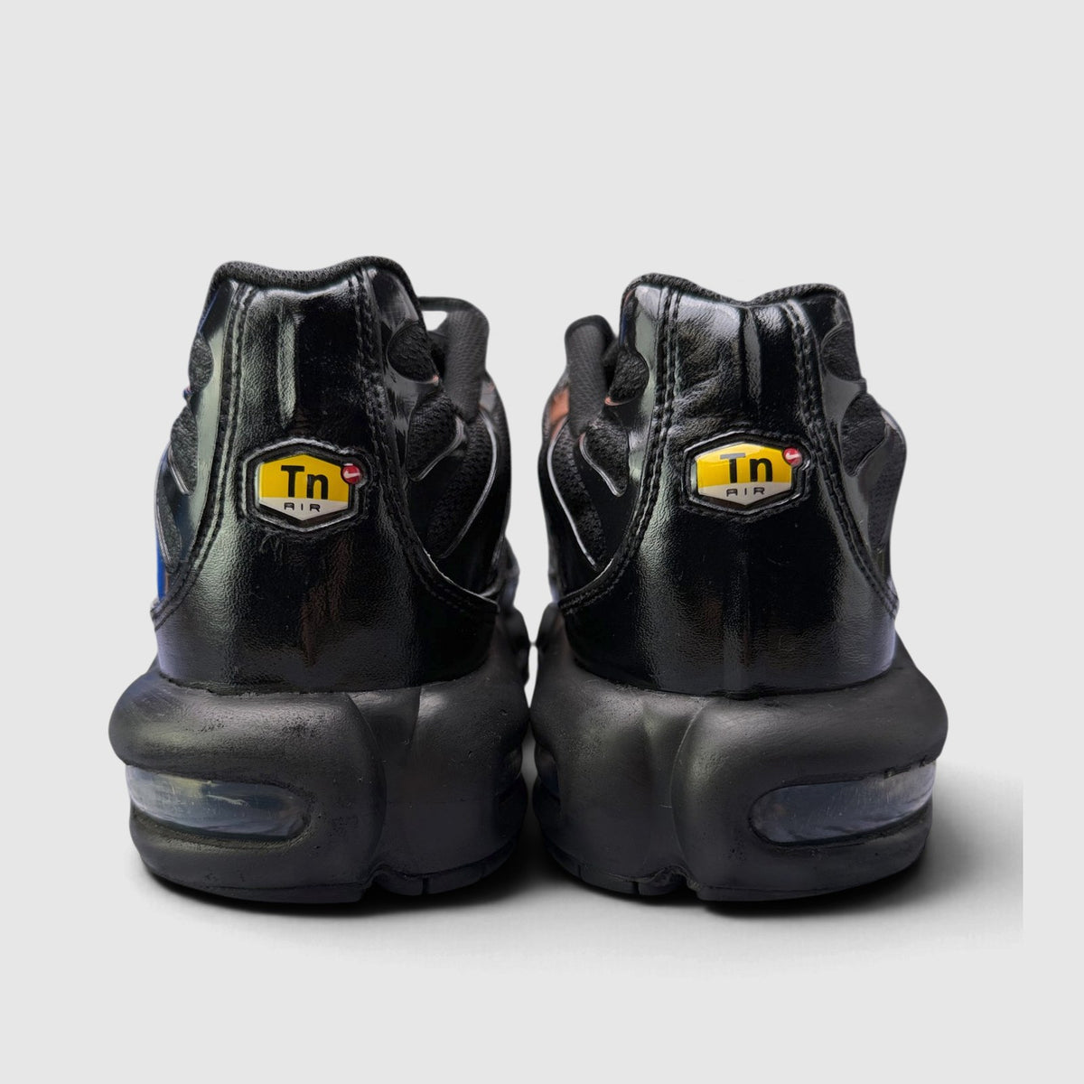 Nike Air Max Plus Triple Black, buty sportowe męskie w bardzo dobrym stanie rozmiar 45.5, widok z tyłu