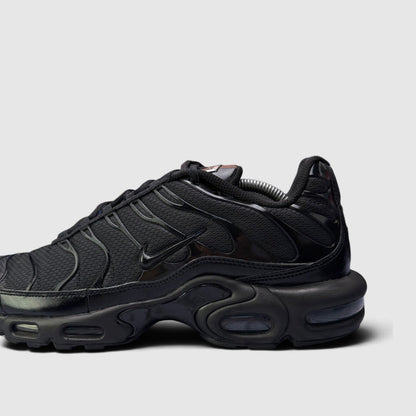 Nike Air Max Plus Triple Black, buty sportowe męskie w bardzo dobrym stanie rozmiar 45.5, boczny profil, prawa strona