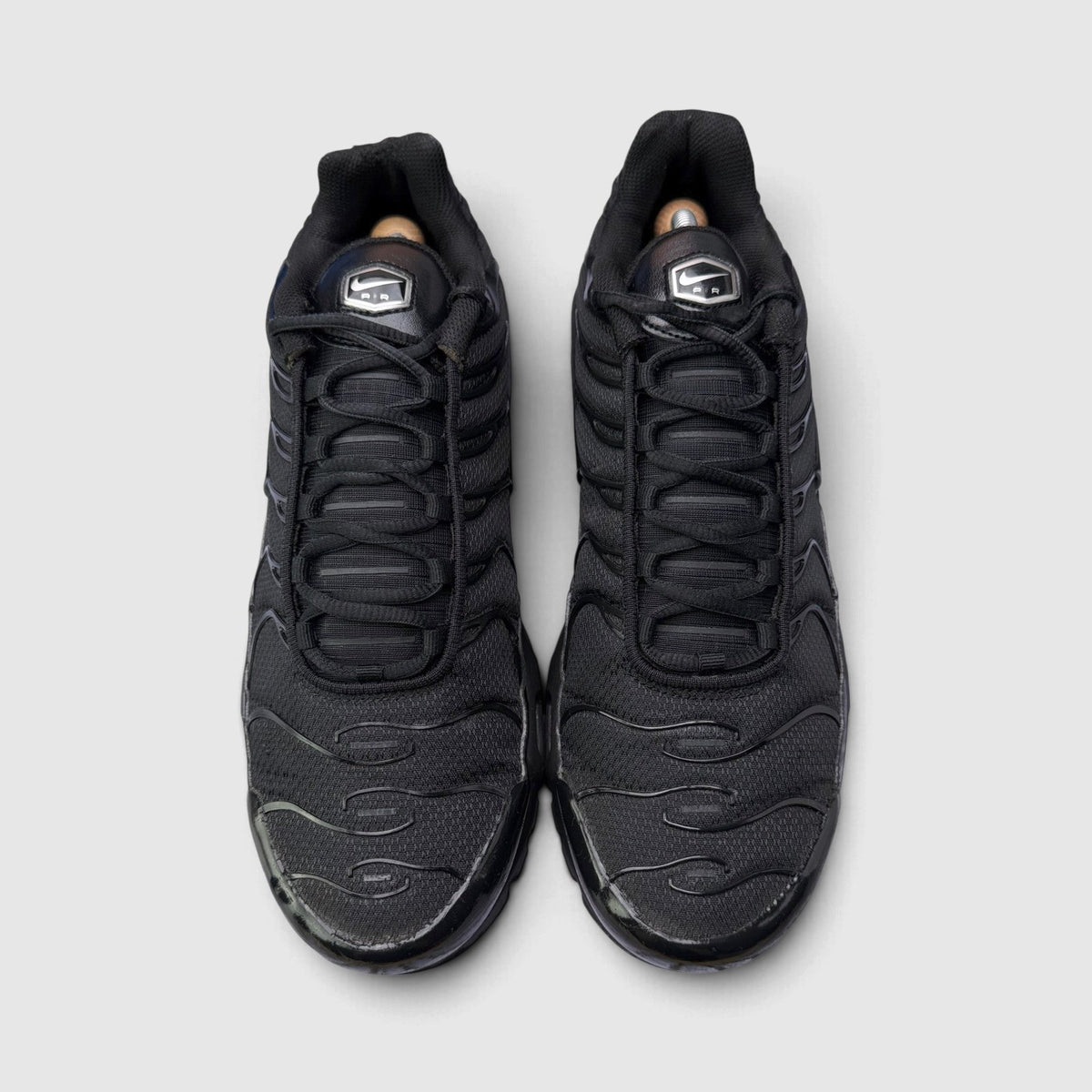Nike Air Max Plus Triple Black, buty sportowe męskie w bardzo dobrym stanie rozmiar 45.5, widok z góry