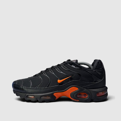 Nike Air Max Plus, buty sportowe męskie w bardzo dobrym stanie rozmiar 44, boczny profil, lewa strona