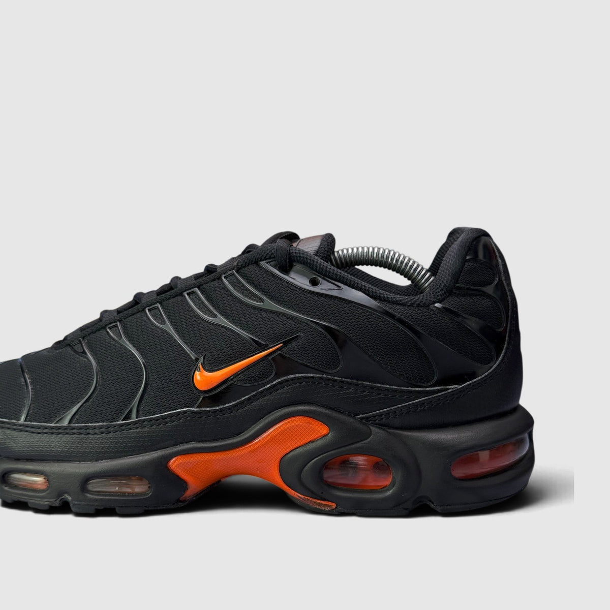 Nike Air Max Plus, buty sportowe męskie w bardzo dobrym stanie rozmiar 44, boczny profil, lewa strona