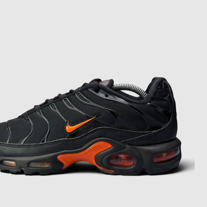 Nike Air Max Plus, buty sportowe męskie w bardzo dobrym stanie rozmiar 44, boczny profil, lewa strona