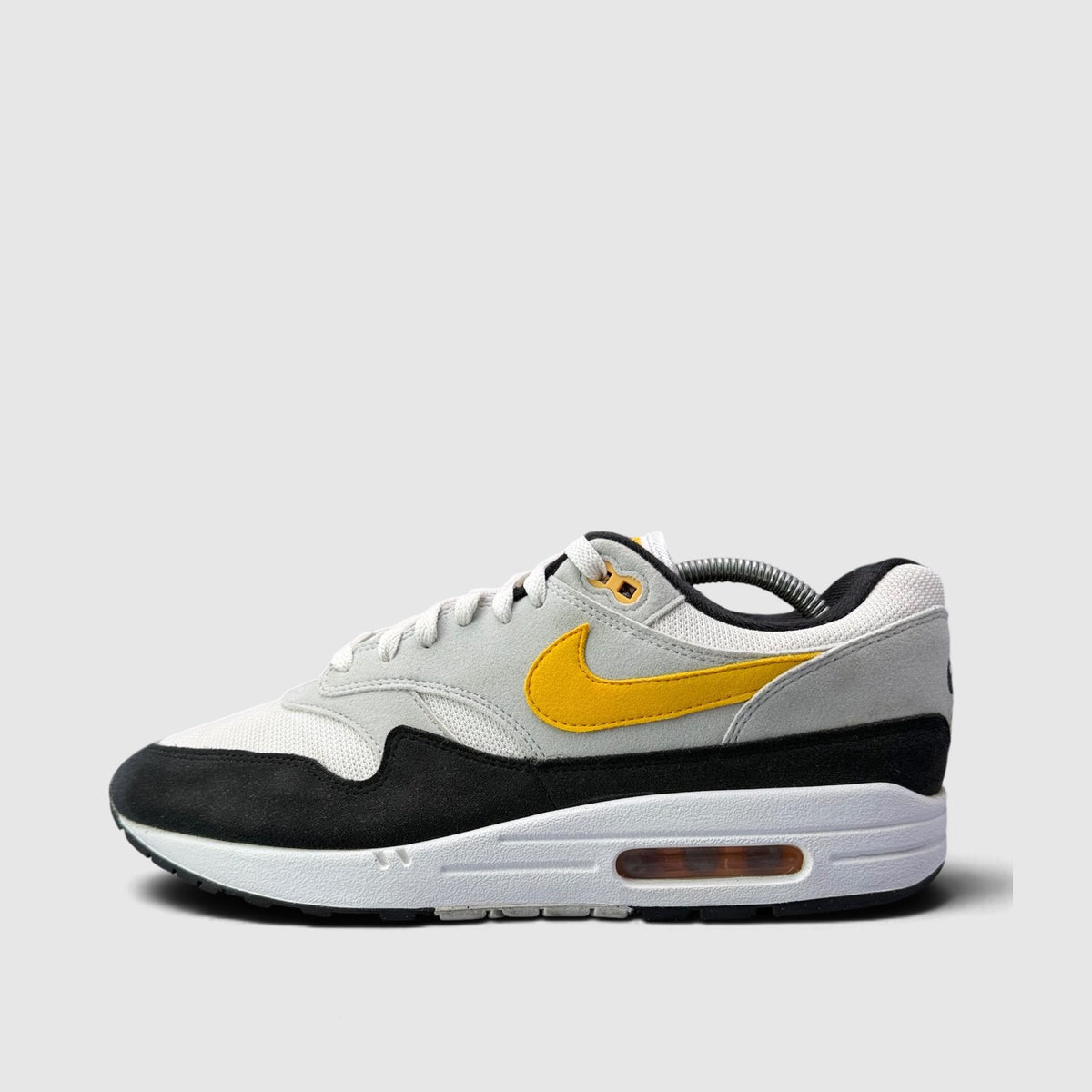 Nike Air Max 1 University Gold, buty sportowe męskie w bardzo dobrym stanie rozmiar 44.5, boczny profil, lewa strona
