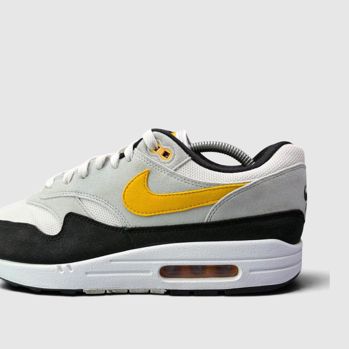 Nike Air Max 1 University Gold, buty sportowe męskie w bardzo dobrym stanie rozmiar 44.5, boczny profil, lewa strona