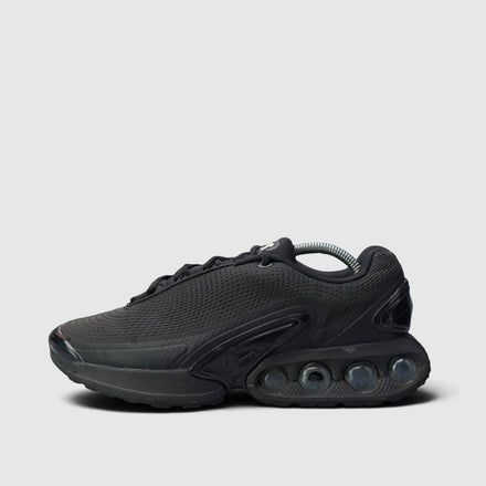 Nike Air Max DN Black Metallic Grey, buty sportowe męskie w dobrym stanie rozmiar 44, boczny profil, lewa strona
