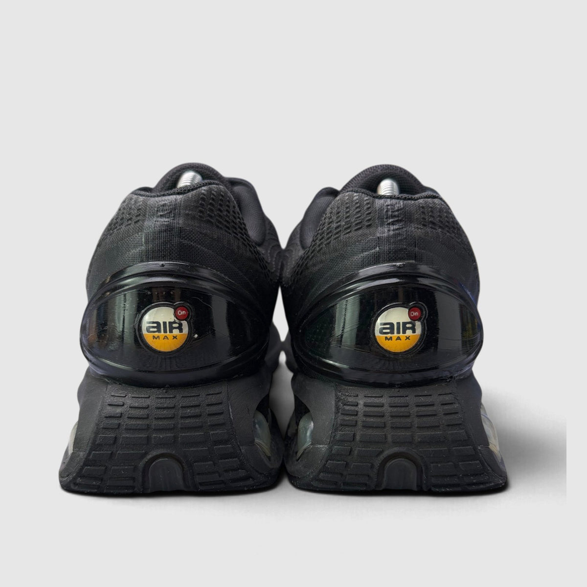 Nike Air Max DN Black Metallic Grey, buty sportowe męskie w dobrym stanie rozmiar 44, widok z tyłu