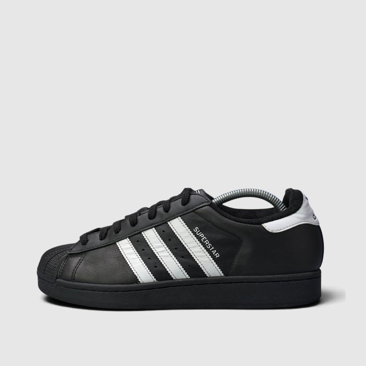 Adidas Superstar II Black White, buty sportowe męskie w bardzo dobrym stanie rozmiar 42 2/3, boczny profil, lewa strona