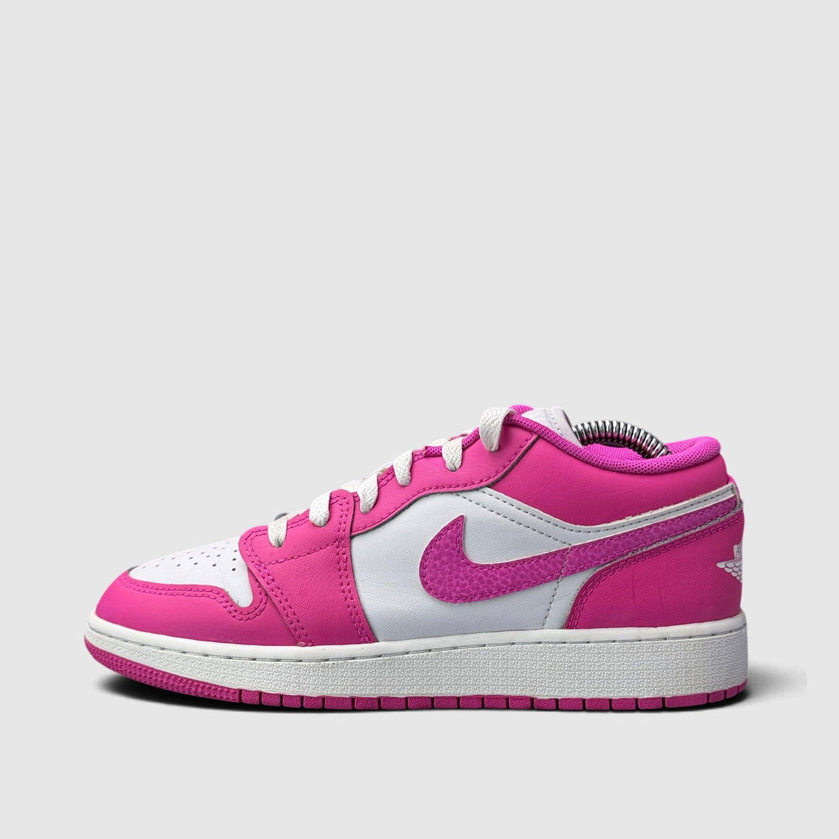 Nike Air Jordan 1 Low Fire Pink, buty sportowe damskie w bardzo dobrym stanie rozmiar 37.5, boczny profil, prawa strona
