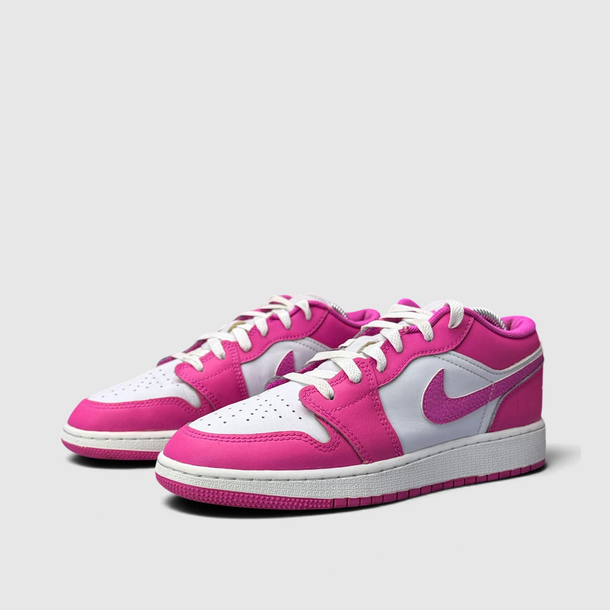 Nike Air Jordan 1 Low Fire Pink, buty sportowe damskie w bardzo dobrym stanie rozmiar 37.5, para butów