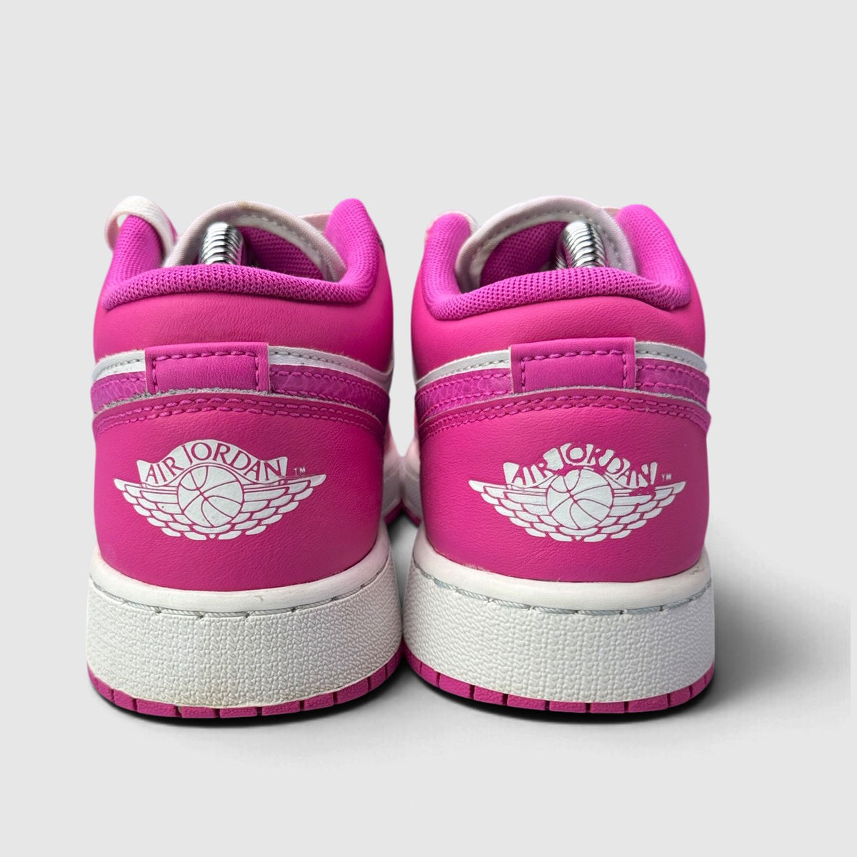 Nike Air Jordan 1 Low Fire Pink, buty sportowe damskie w bardzo dobrym stanie rozmiar 37.5, widok z tyłu