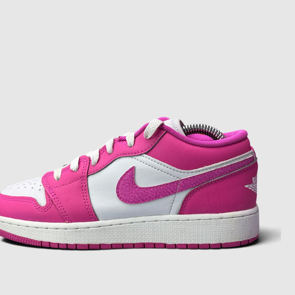 Nike Air Jordan 1 Low Fire Pink, buty sportowe damskie w bardzo dobrym stanie rozmiar 37.5, boczny profil, lewa strona