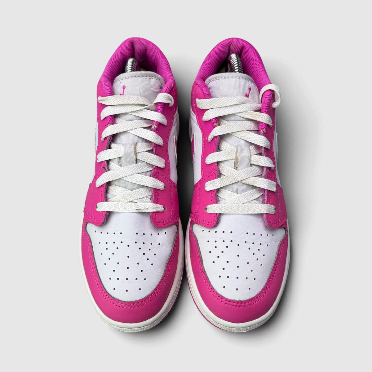 Nike Air Jordan 1 Low Fire Pink, buty sportowe damskie w bardzo dobrym stanie rozmiar 37.5, widok z góry