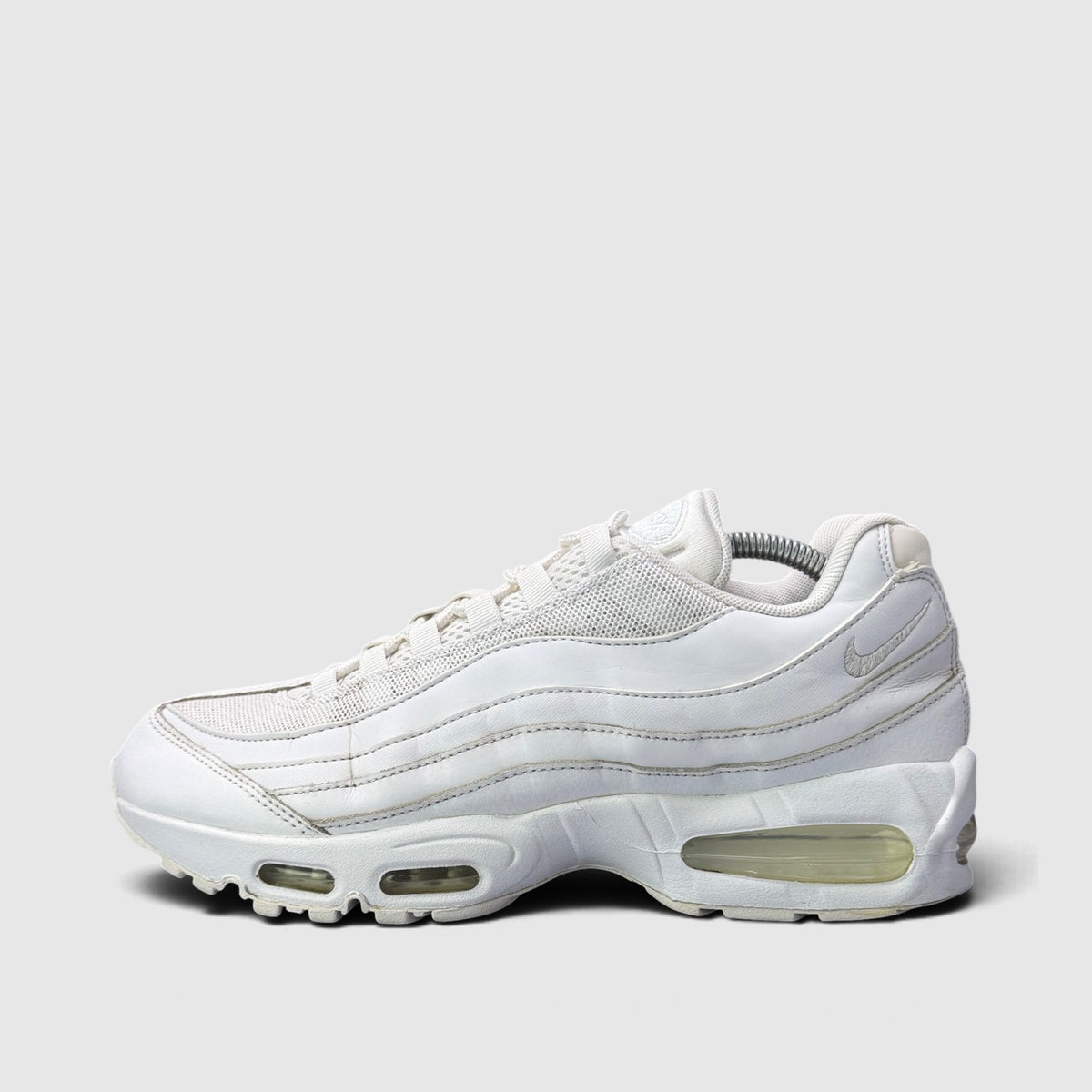 Nike Air Max 95 Triple White, buty sportowe męskie w bardzo dobrym stanie rozmiar 44, boczny profil, lewa strona